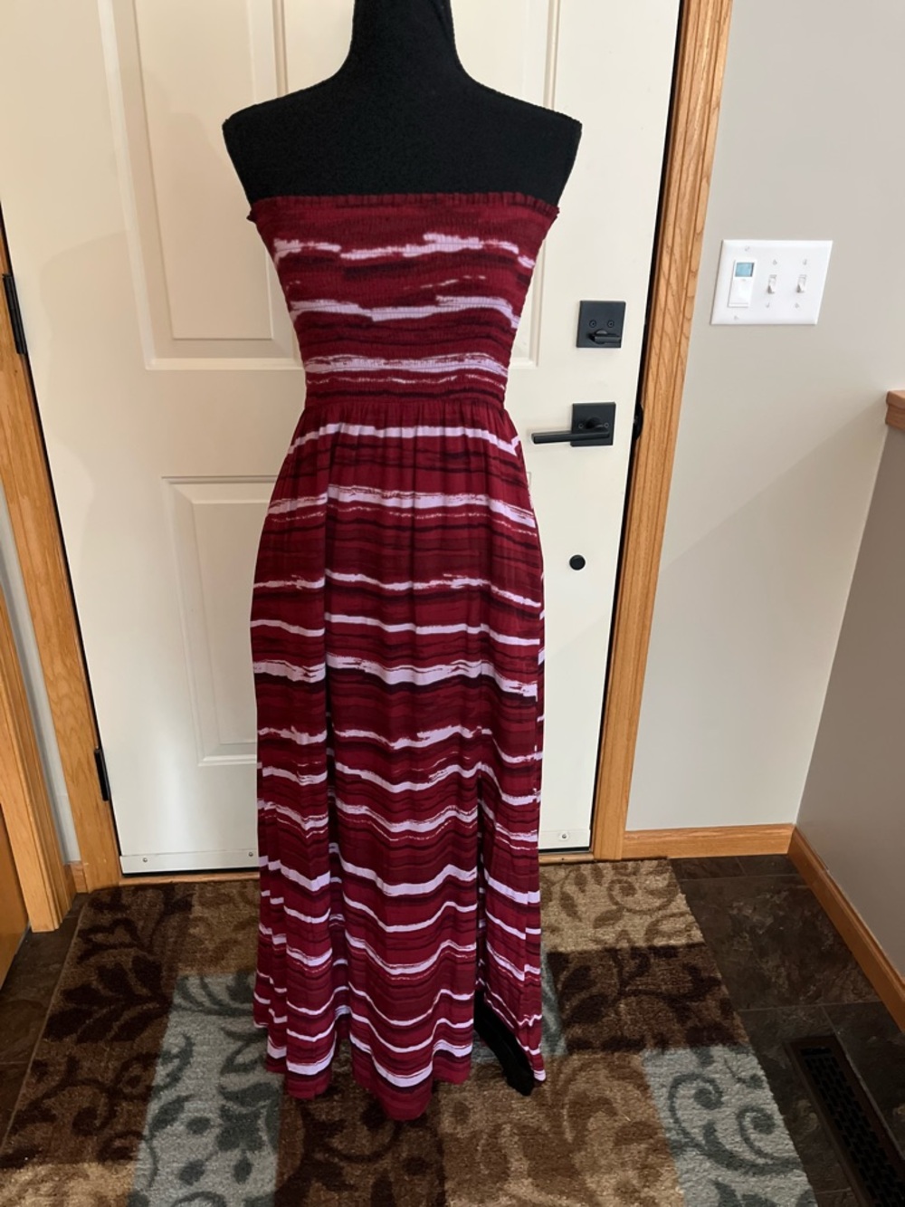 New Evereve Lydia strapless smocked bodice maroon red flowy maxi dress. Small